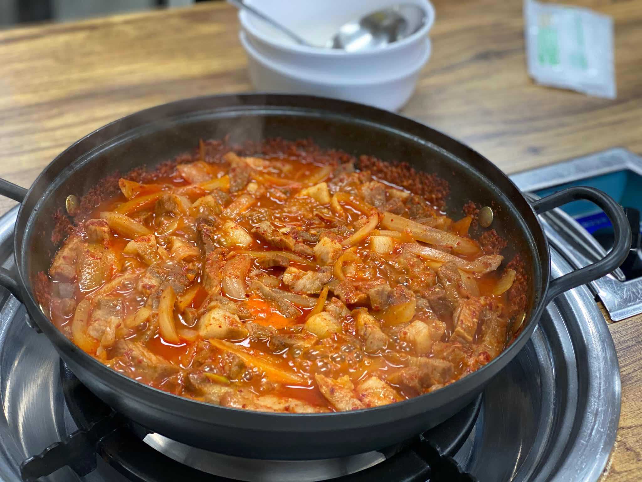 통돼지 두루치기